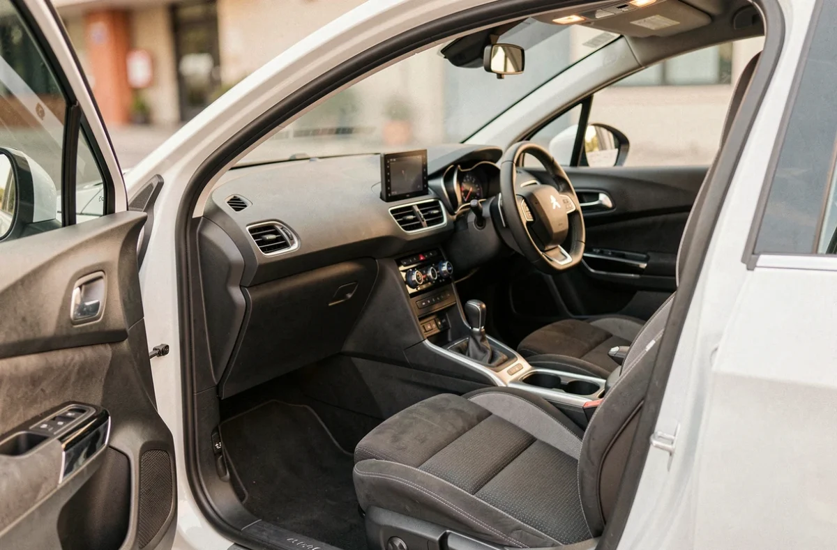 Intérieur de la Citroën C4 blanche avec tableau de bord moderne, écran tactile et sièges Advanced Comfort en cuir gris